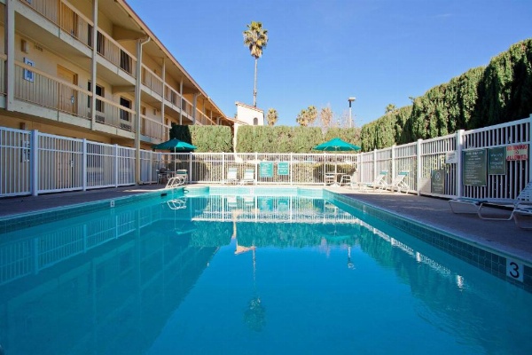 Super 8 by Wyndham San Bernardino image 12